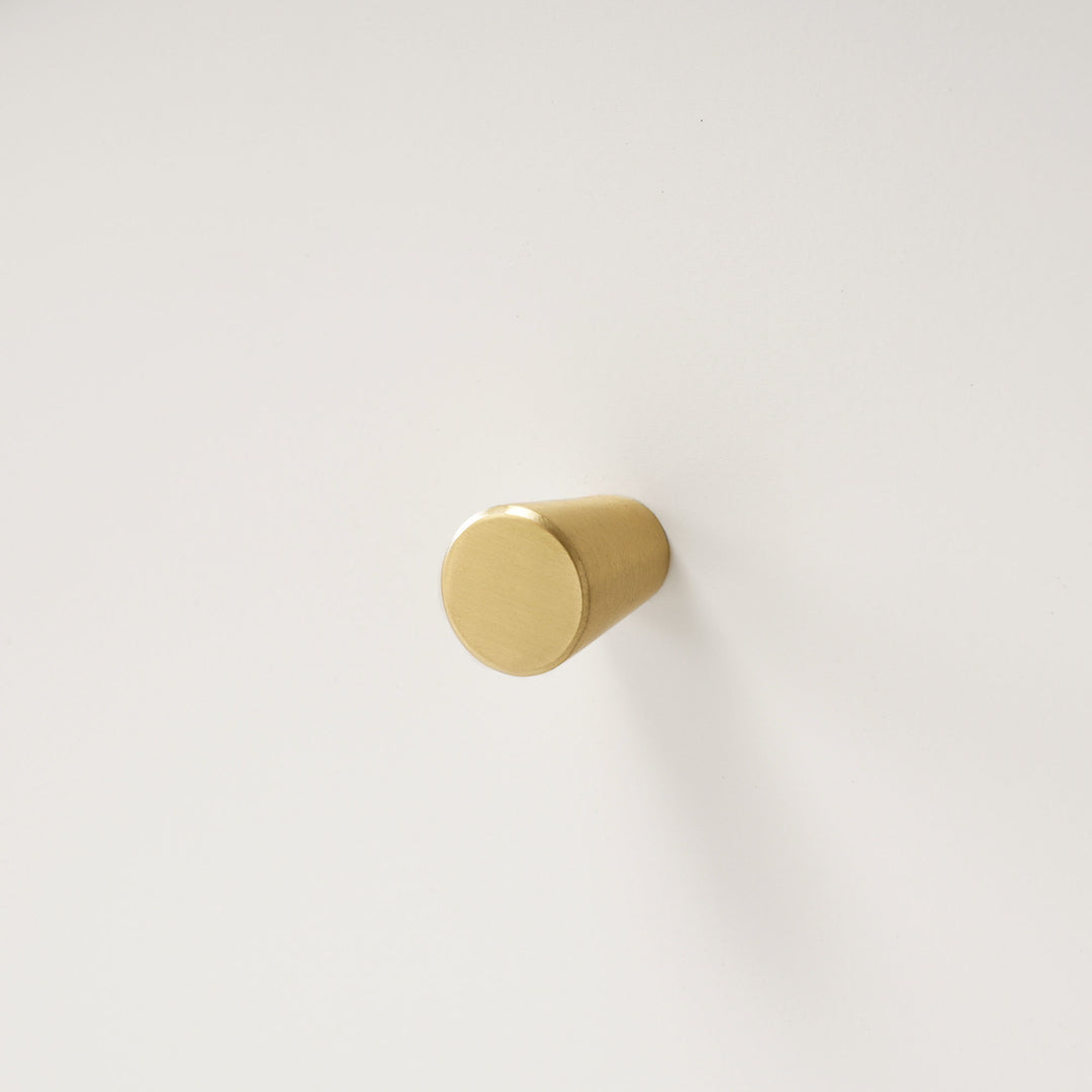 Cream ivory sideboard with gold accents with 2 doors and 3 drawers 40Dx140Wx84Hcm SENPHOS UK